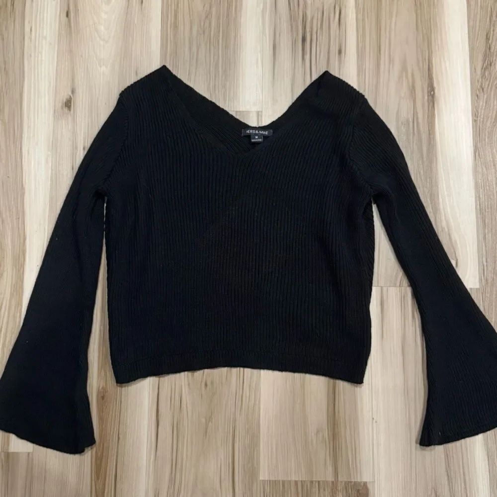 Hers & Mine Black Knit Open Back Bell Sleeve Sweater Women’s Medium